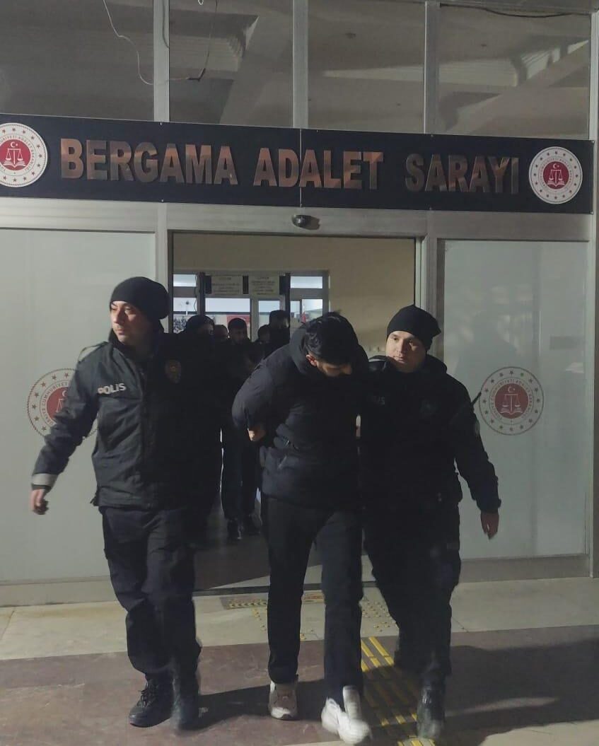 İZMİR (AA) – İzmir'in Bergama ilçesinde düzenlenen uyuşturucu operasyonunda gözaltına