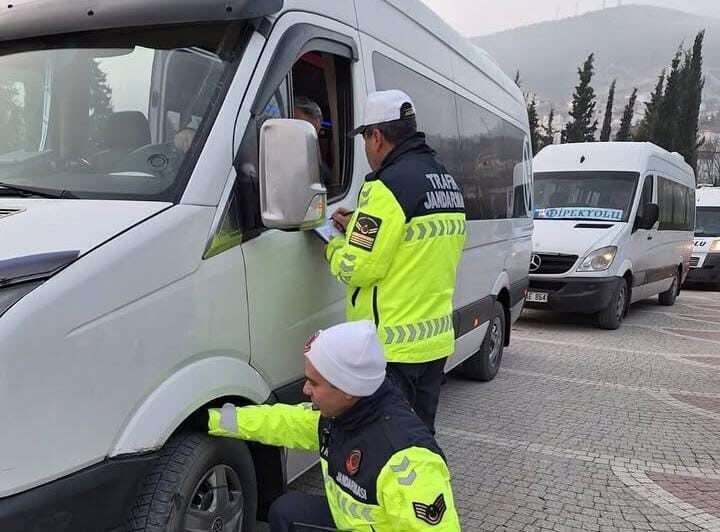 Bilecik İl Jandarma Komutanlığı ekipleri okul çevreleri ile servis araçlarına