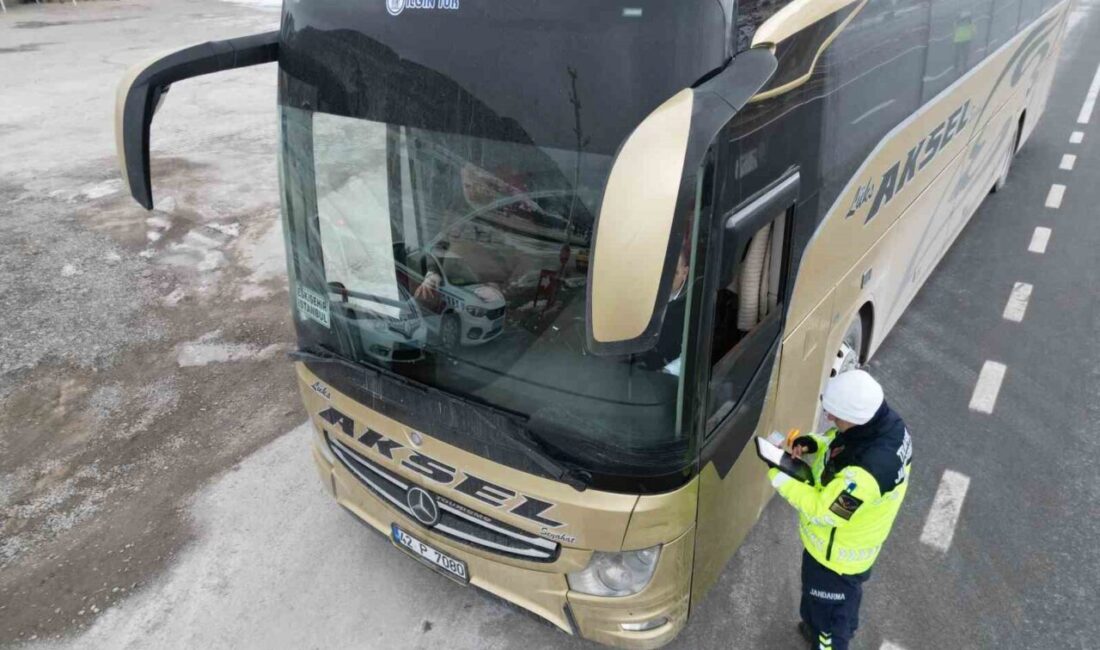 Afyonkarahisar Bolvadin İlçe Jandarma Komutanlığı’na bağlı ekipler vatandaşların güvenle seyahat