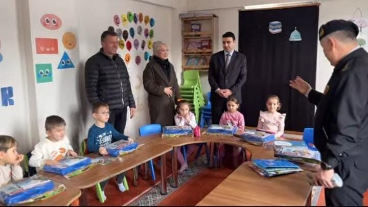Bilecik İl Jandarma Komutanlığına bağlı ekipler minik öğrencilere çeşitli hediyeler