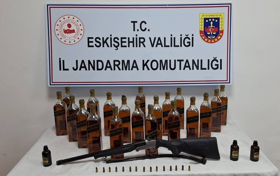 Eskişehir’de kaçak içki sattığı belirlenen ve jandarma ekiplerince yakalanan şüpheli