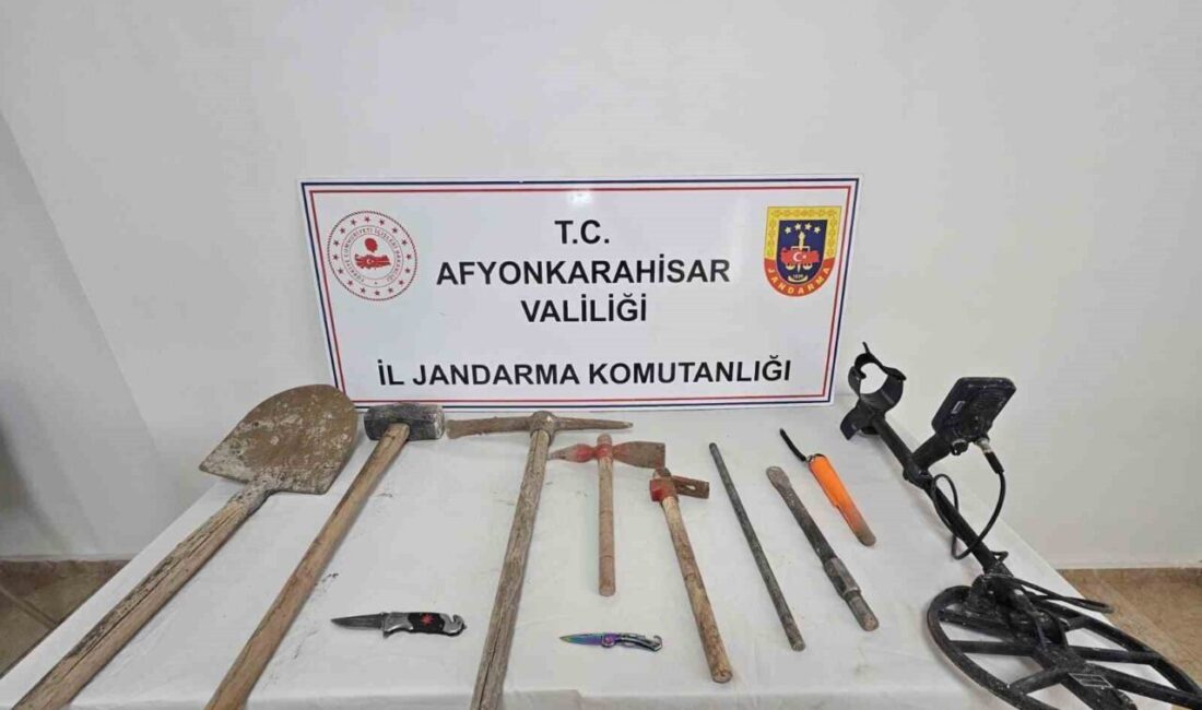 Afyonkarahisar’da izinsiz yaptıkları kazıyla define arayan 3 kişi jandarma tarafından