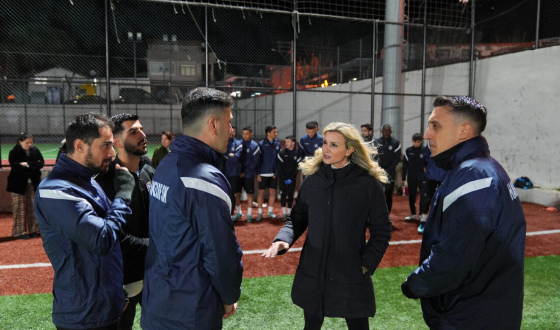 - İzmir'de 16 yöneticisinin tamamı kadın olan erkek futbol takımı