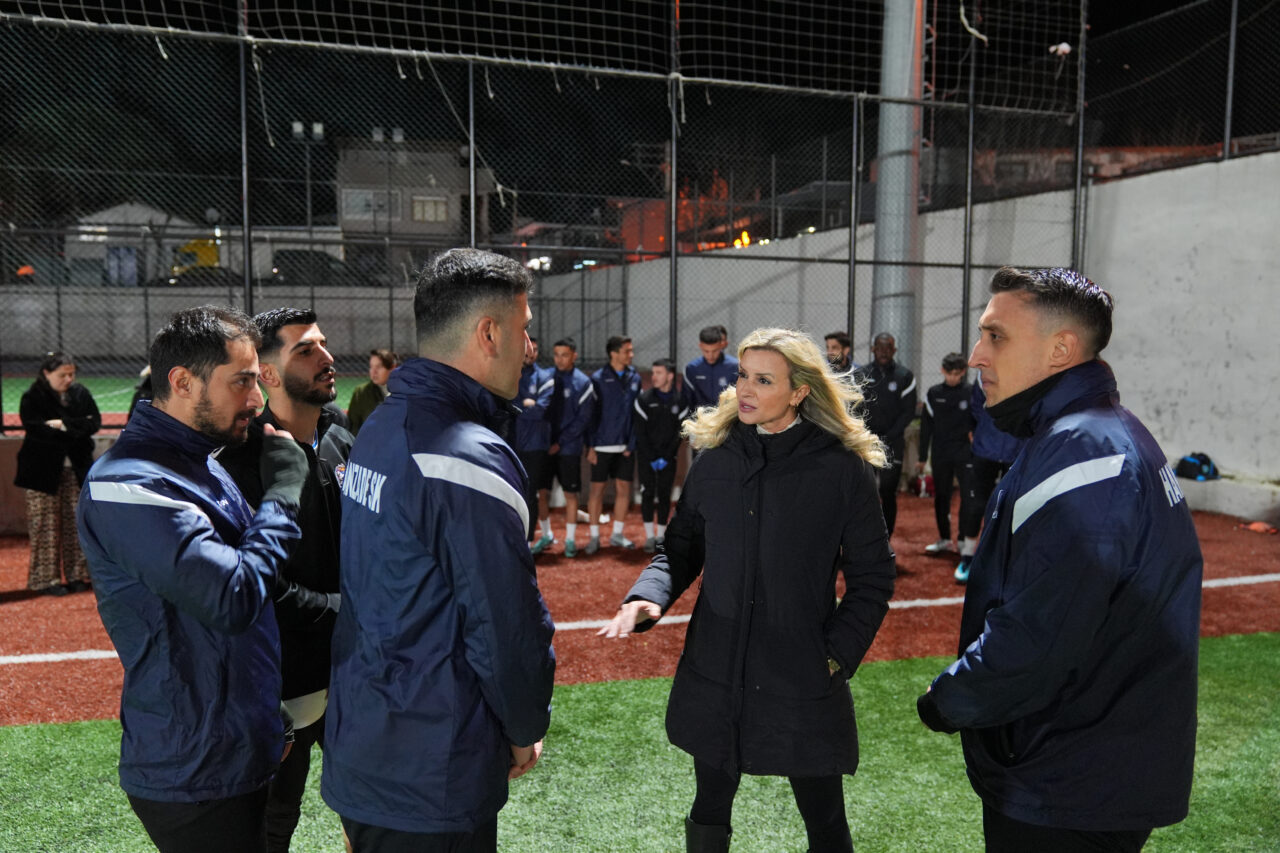 - İzmir'de 16 yöneticisinin tamamı kadın olan erkek futbol takımı