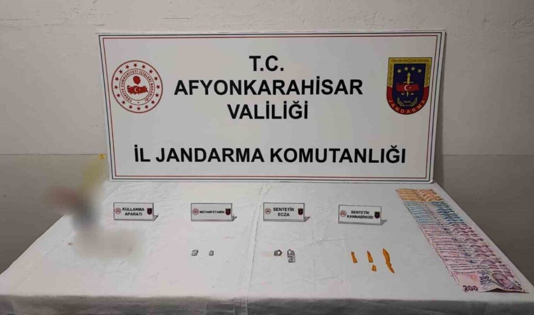 Afyonkarahisar’da jandarma ekipleri uyuşturucu madde satacağını bilgisini aldığı karı koca