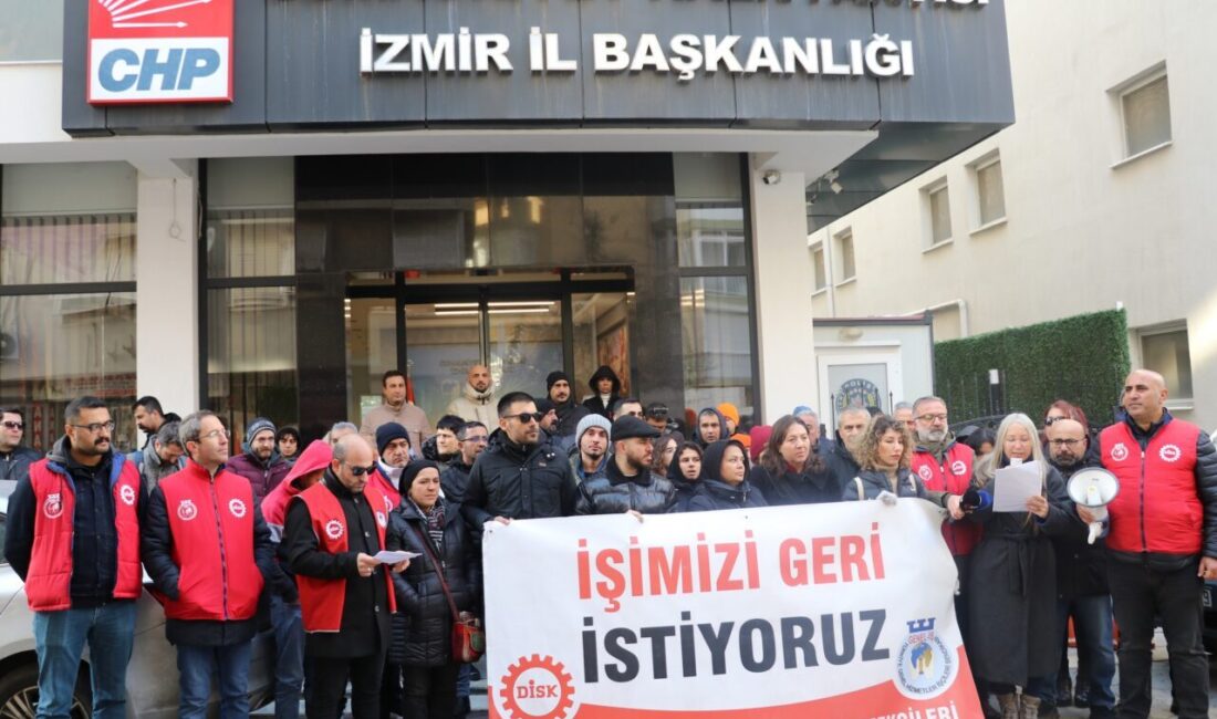 İZMİR (AA) – Karşıyaka Belediyesi tarafından haksız yere işten çıkarıldıklarını