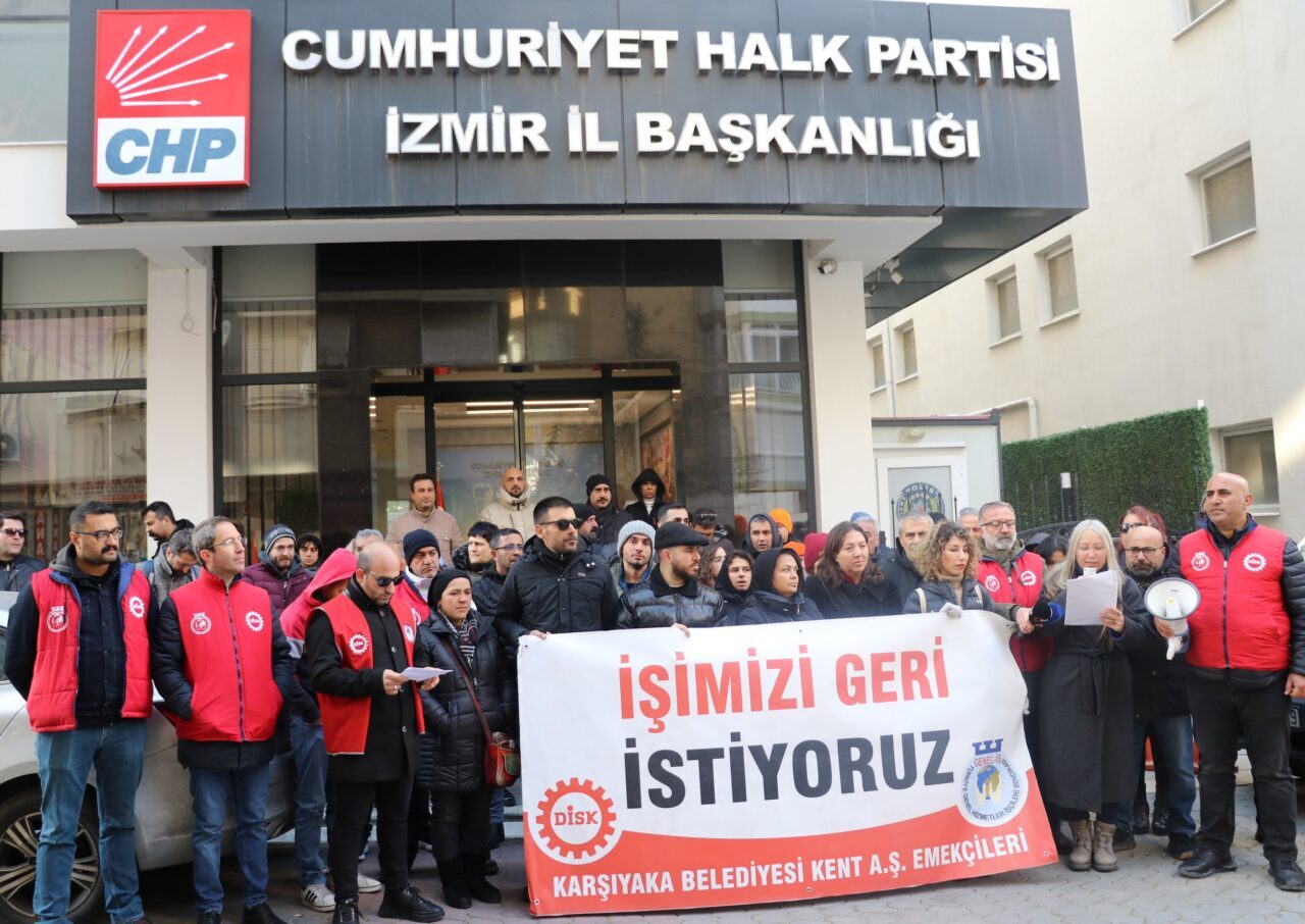İZMİR (AA) – Karşıyaka Belediyesi tarafından haksız yere işten çıkarıldıklarını