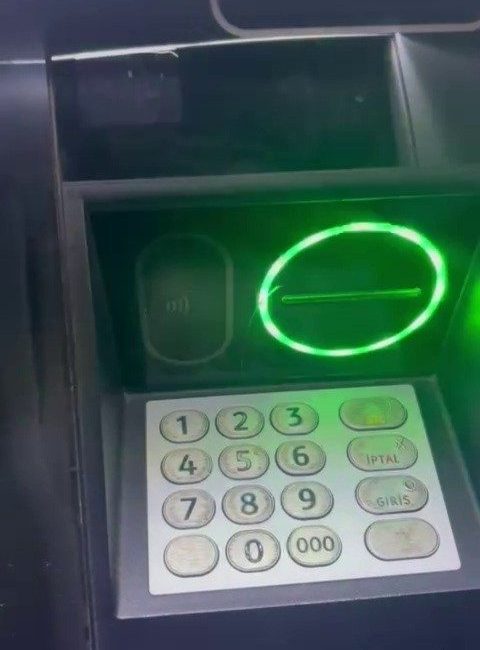 Kartal’da ATM’de işlem yapan bir vatandaşı elektrik çarptı. Kontrol kalemiyle