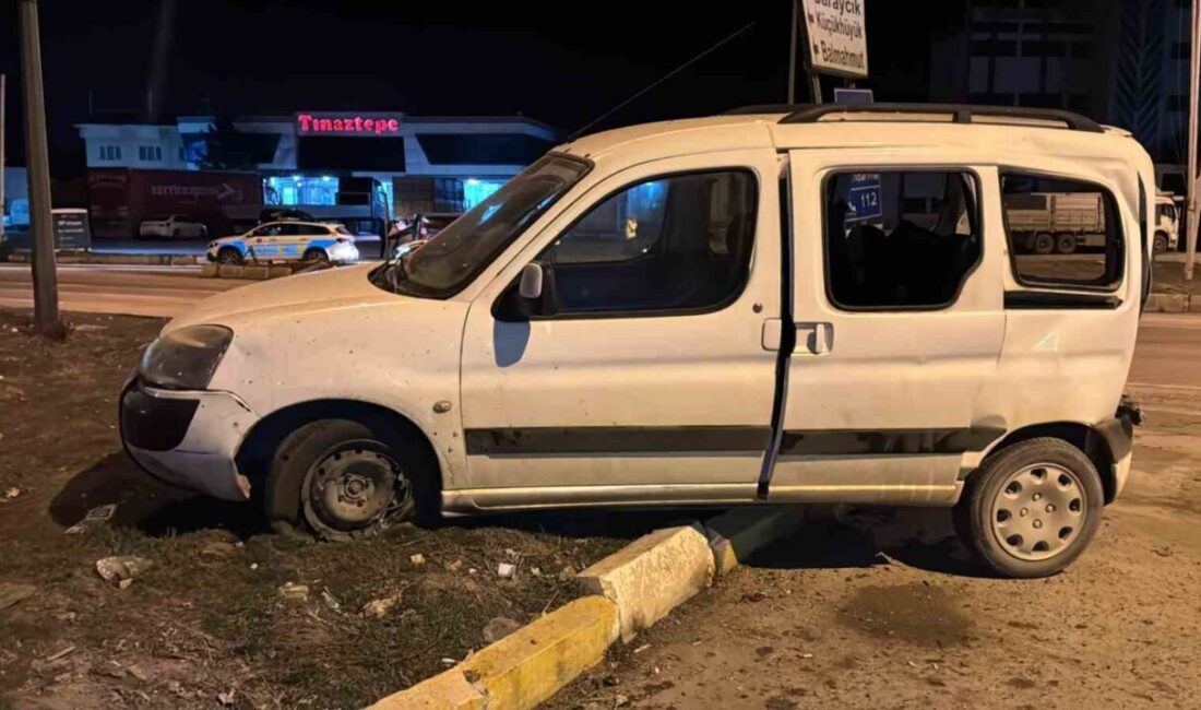 Afyonkarahisar’ın Sinanpaşa ilçesinde otomobil ile hafif ticari aracın çarpıştığı kazada,