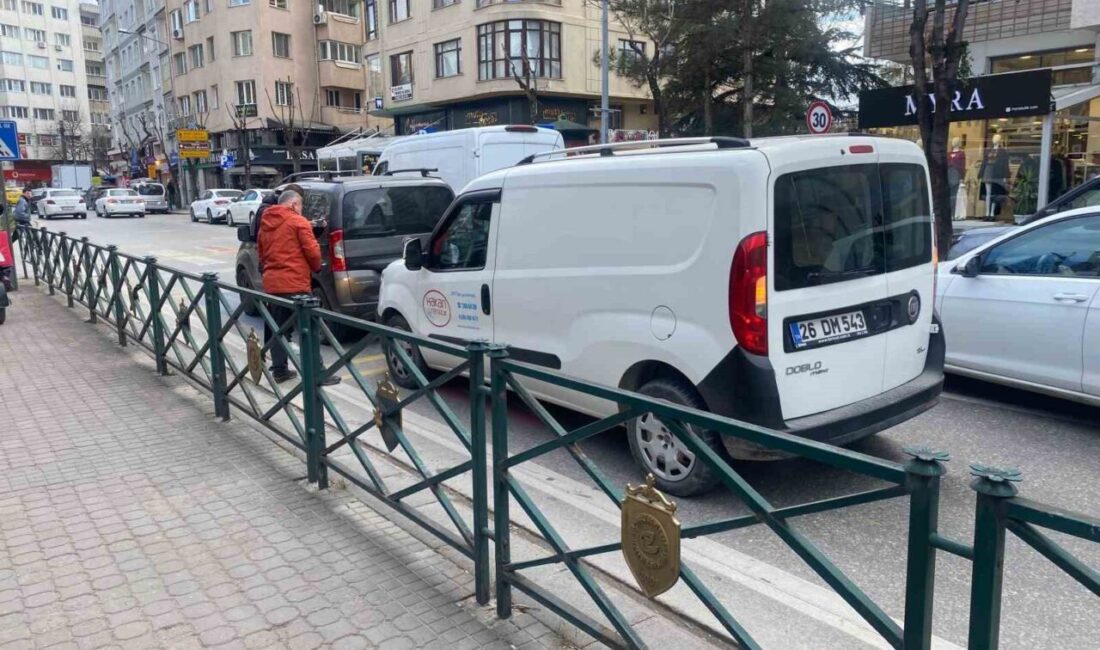 Eskişehir’de yaşanan küçük çaplı trafik kazasının ardından caddede araç yoğunluğu