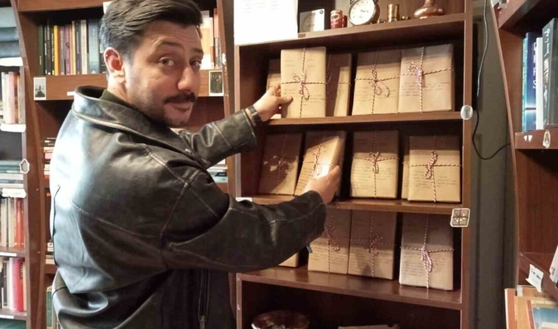 Sahaf Devran Gökay, ‘Kitaplarla Kör Buluşma’ etkinliğinde vatandaşların alacağı kitabı