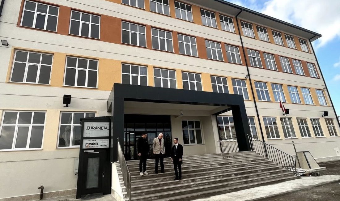 Konya’nın Kulu ilçesinde, 60. Yıl Ortaokulunun yeniden yapılan binası, pazartesi