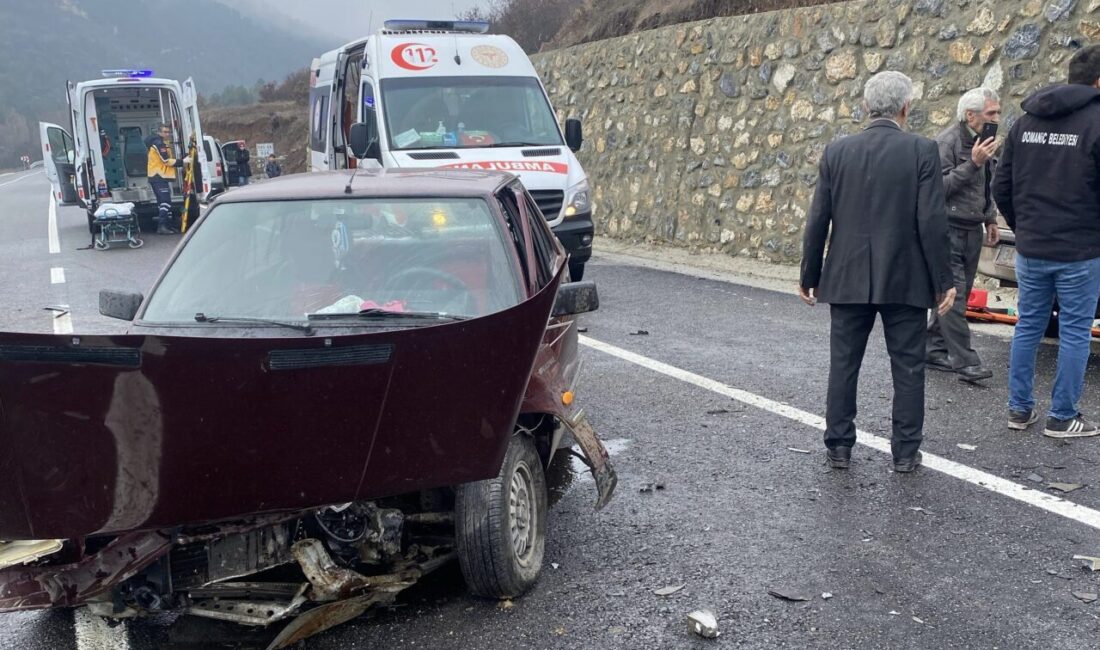 KÜTAHYA (AA) – Kütahya'nın Domaniç ilçesinde 2 otomobilin çarpışması sonucu