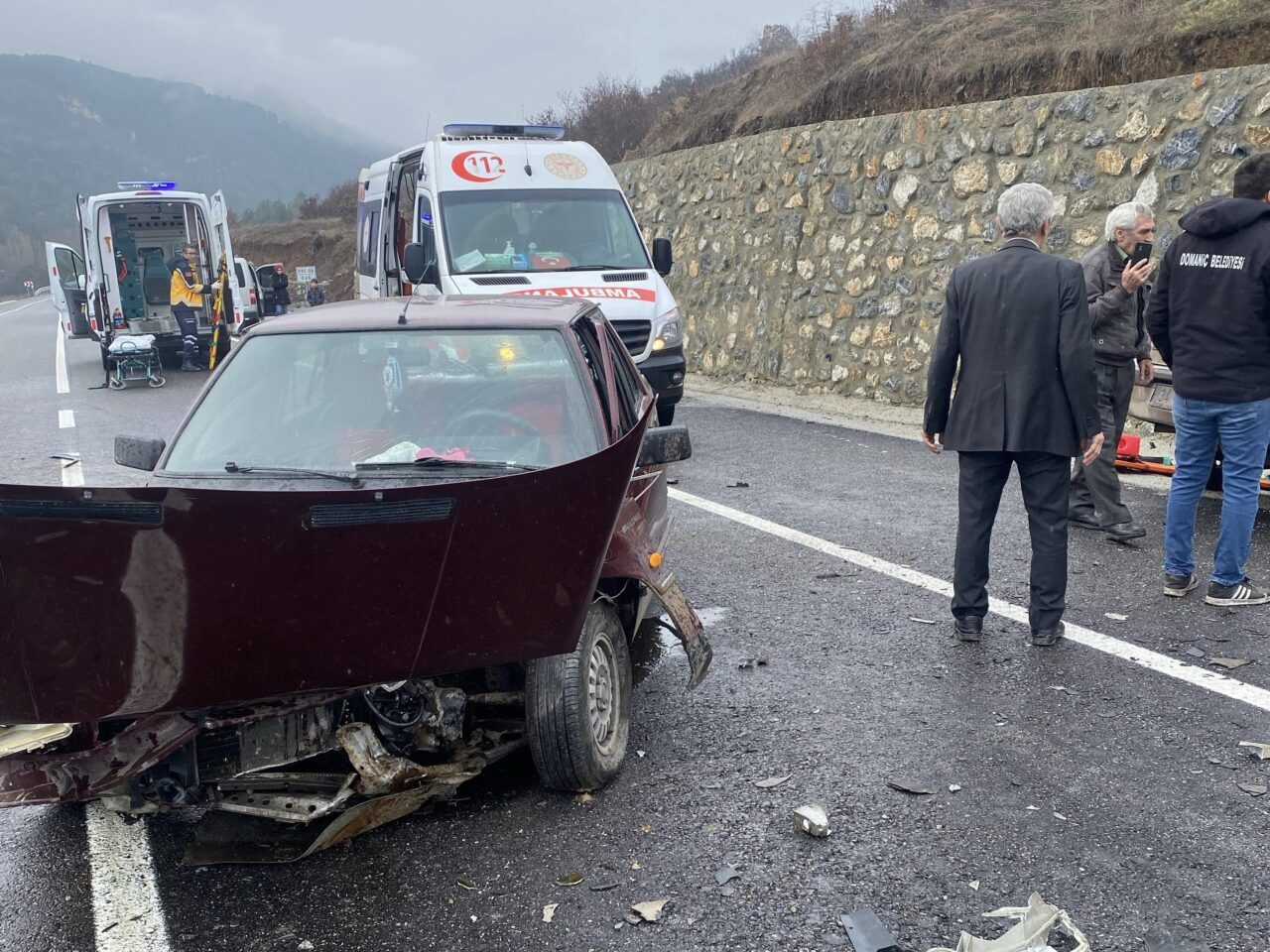 KÜTAHYA (AA) – Kütahya'nın Domaniç ilçesinde 2 otomobilin çarpışması sonucu