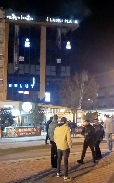 Kütahya’da bir plazanın 7. katında çıkan yangın paniğe neden oldu.