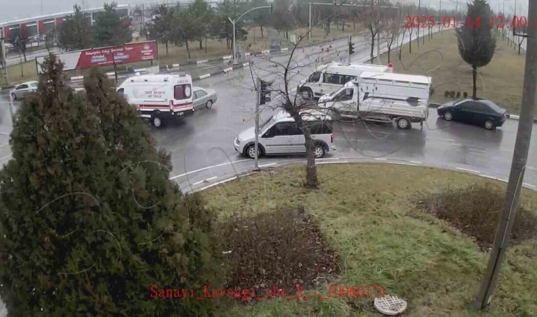 Kütahya’da ambulans ile otomobilin çarpışması sonucu 4 kişinin yaralandığı trafik