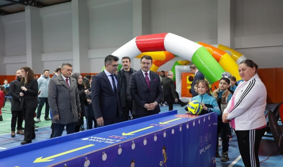Kütahya’da “Spor Her Yerde” projesi kapsamında Halil Akkaş Spor Kompleksi’nin
