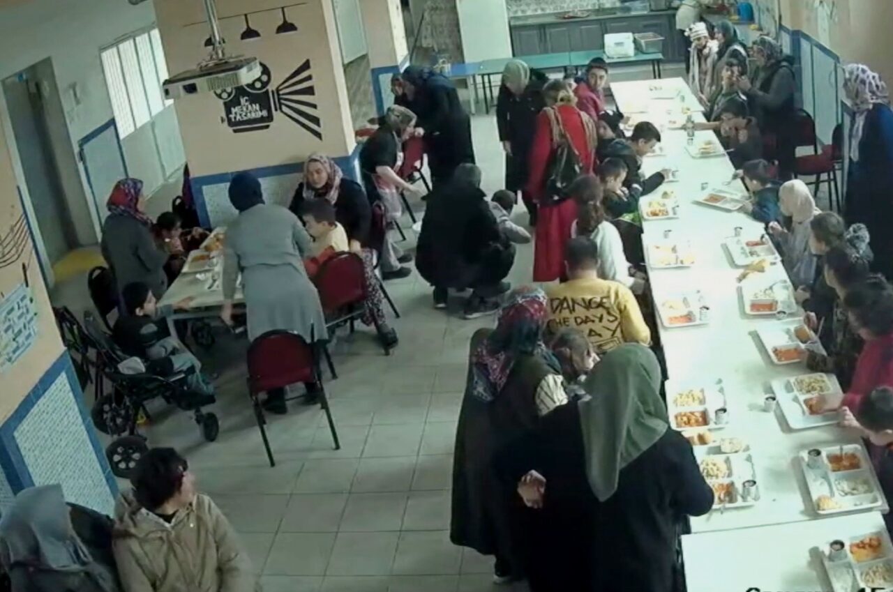 - Okulda yaşanan anlar, güvenlik kamerasınca görüntülendi