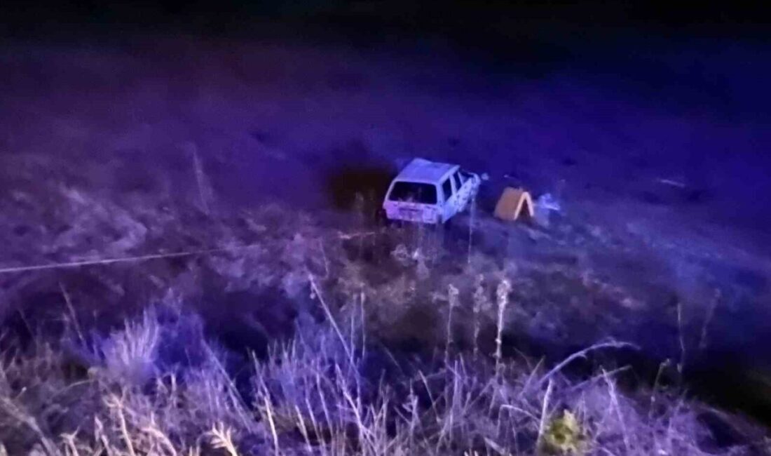 Kütahya’nın Gediz ilçesinde otomobilin şarampole yuvarlanması sonucu meydana gelen trafik