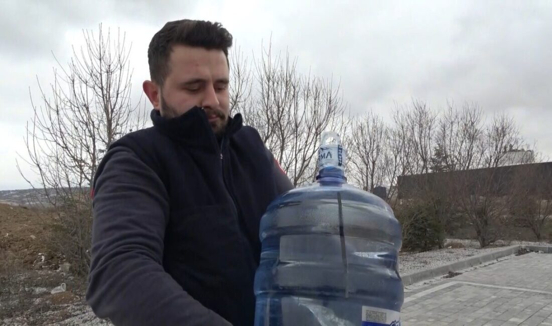 Kütahya’da bir fabrikada çalışan işçiler, sipariş ettikleri ’Sırma su’ firmasına