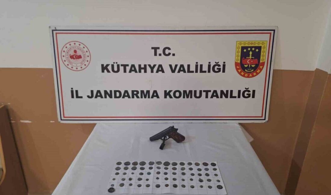 Kütahya’nın Simav ilçesinde düzenlenen operasyonda tarihi eser olduğu değerlendirilen 66