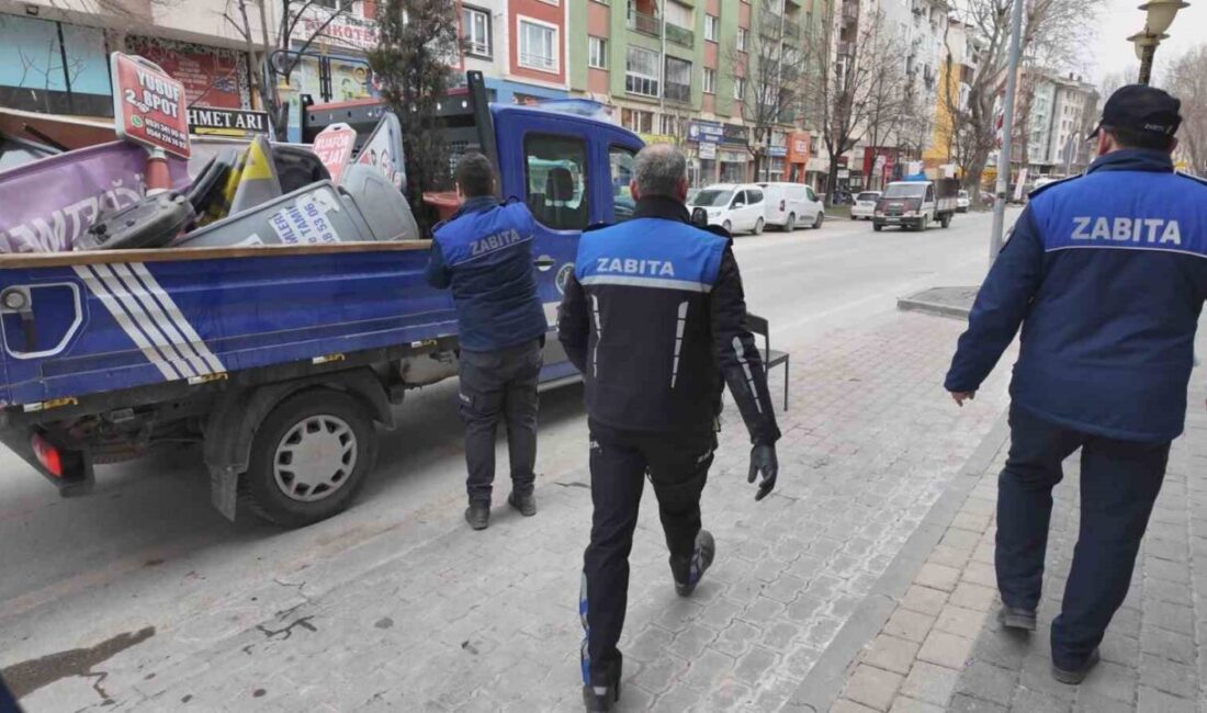 Kütahya Belediyesi Zabıta Müdürlüğü ekipleri, kent merkezinde kaldırım işgaline karşı