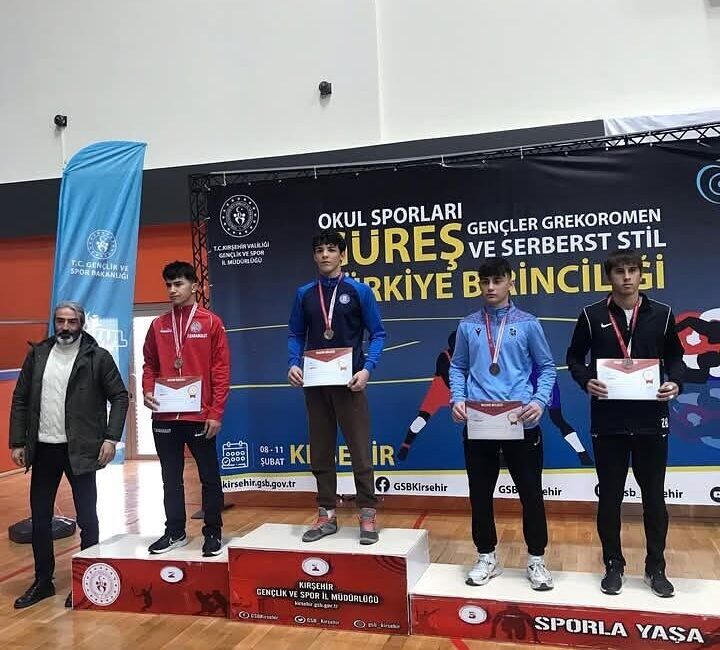 Kırşehir’de düzenlenen Okul Sporları Gençler-A Grekoromen Güreş Türkiye Şampiyonası’nda Kütahya