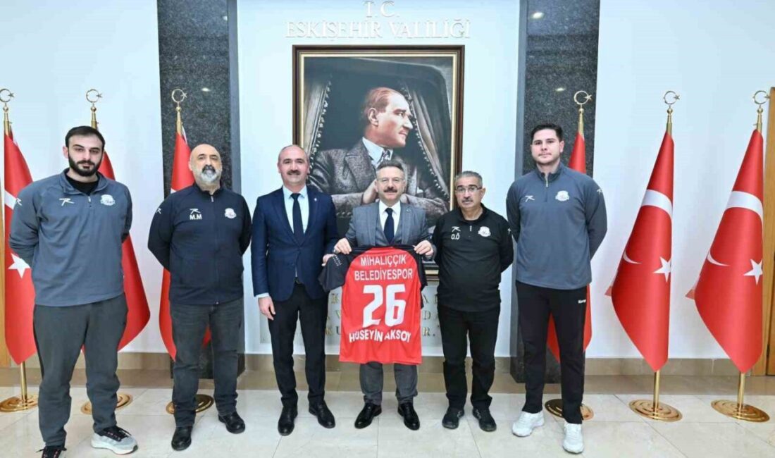 Mihalıççık Belediyespor Hentbol Takımı’nın oyuncularının Eskişehir Valisi Hüseyin Aksoy’a gerçekleştirdiği