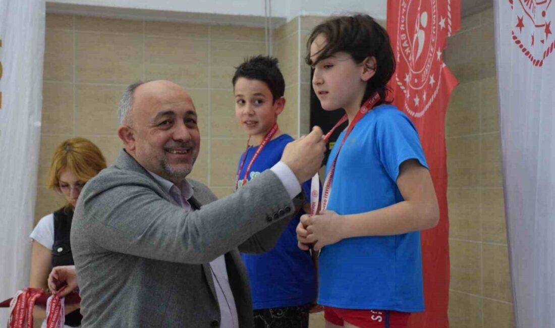 Afyonkarahisar’da okul sporları çerçevesinde düzenlenen Minikler ve Küçükler yüzme müsabakaları,