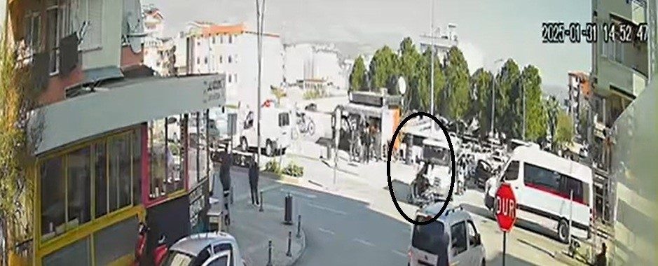 Antalya’nın Manavgat ilçesinde, cenaze aracı ile motorlu bisikletin çarpışması sonucu