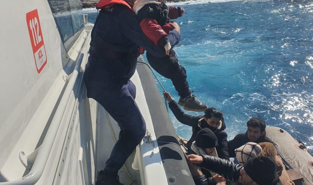 MUĞLA (AA) – Muğla'nın Marmaris ilçesinde, 13 düzensiz göçmen kurtarıldı.