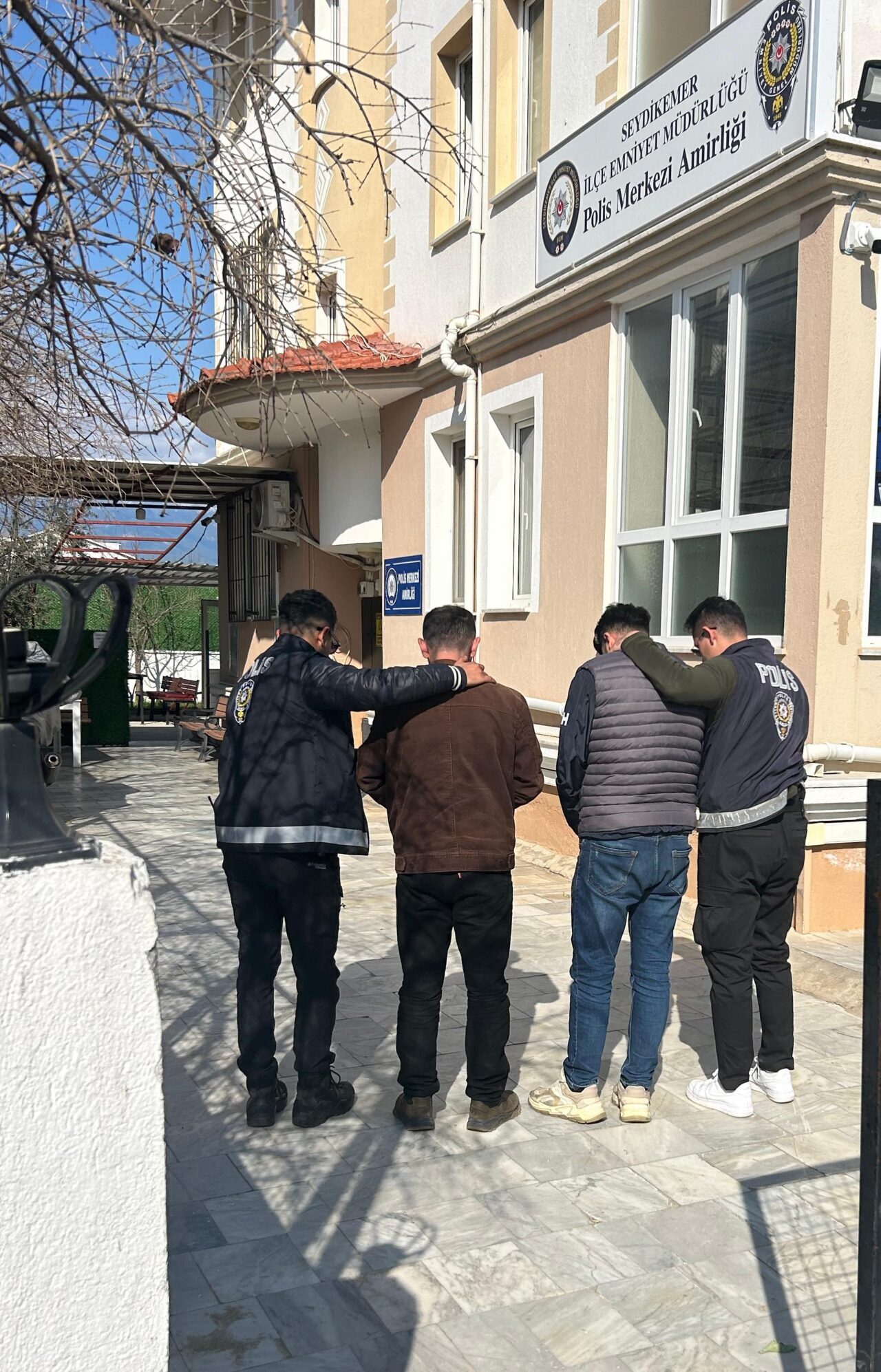 MUĞLA (AA) – Muğla'nın Seydikemer ilçesinde park halindeki otomobil ile