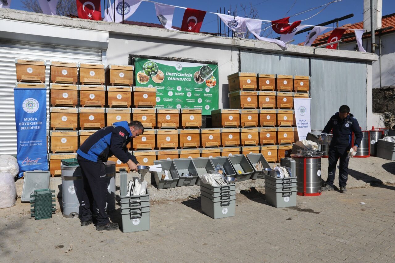 MUĞLA (AA) – Muğla Büyükşehir Belediyesi, orman yangınlarından etkilenen arıcılara