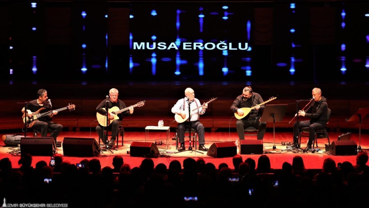 İZMİR (AA) – Türk halk müziği sanatçısı Musa Eroğlu, İzmir'de