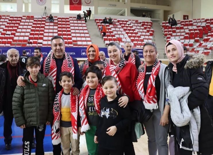 Eskişehir’de ‘Erkekler Voleybol 1. Lig Yükselme Maçları’nı tribünden takip eden