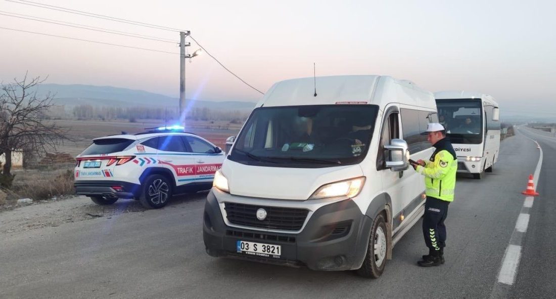 Afyonkarahisar’da polis ve jandarma tarafından öğrenci taşımacılığı yapan 424 okul