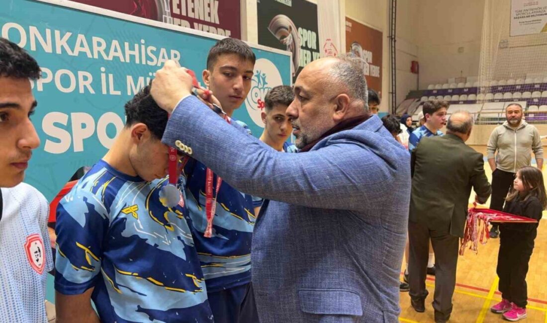 Afyonkarahisar’da Okul Sporları Genç erkekler futsal müsabakaları Tınaztepe Spor Salonu’nda