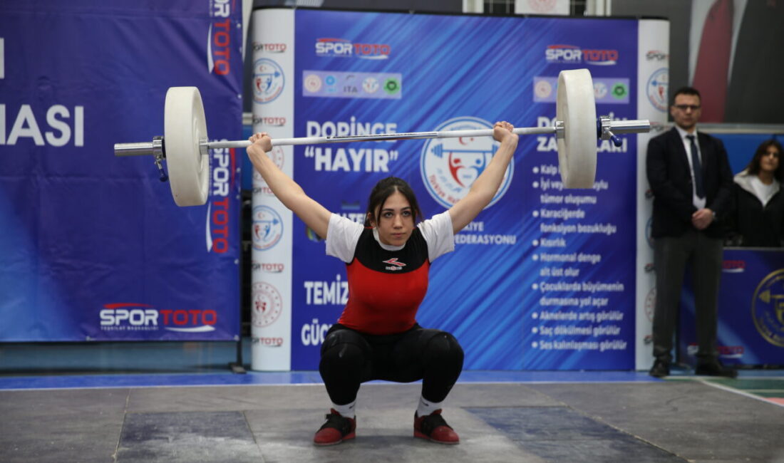 DENİZLİ (AA) – Denizli'de gerçekleştirilen Okul Sporları Genç Kızlar Halter