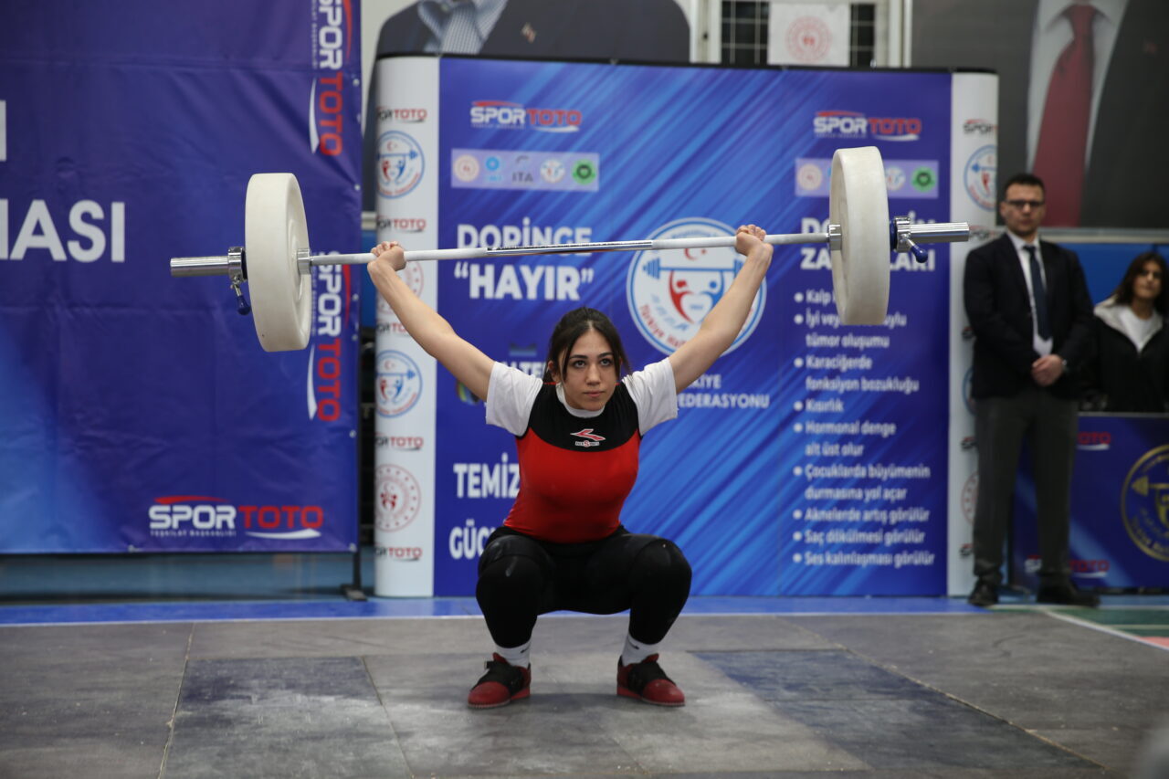 DENİZLİ (AA) – Denizli'de gerçekleştirilen Okul Sporları Genç Kızlar Halter