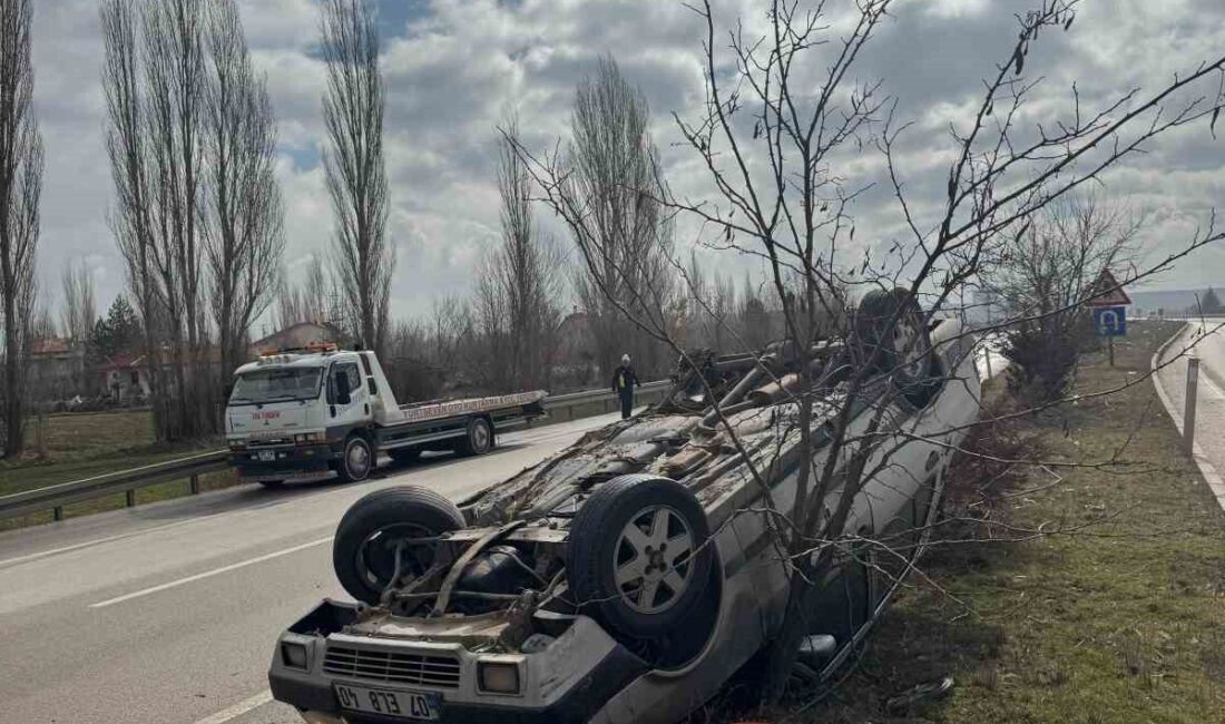 Afyonkarahisar’da kontrolden çıkarak orta refüje devrilen otomobilin sürücüsü hafif şekilde