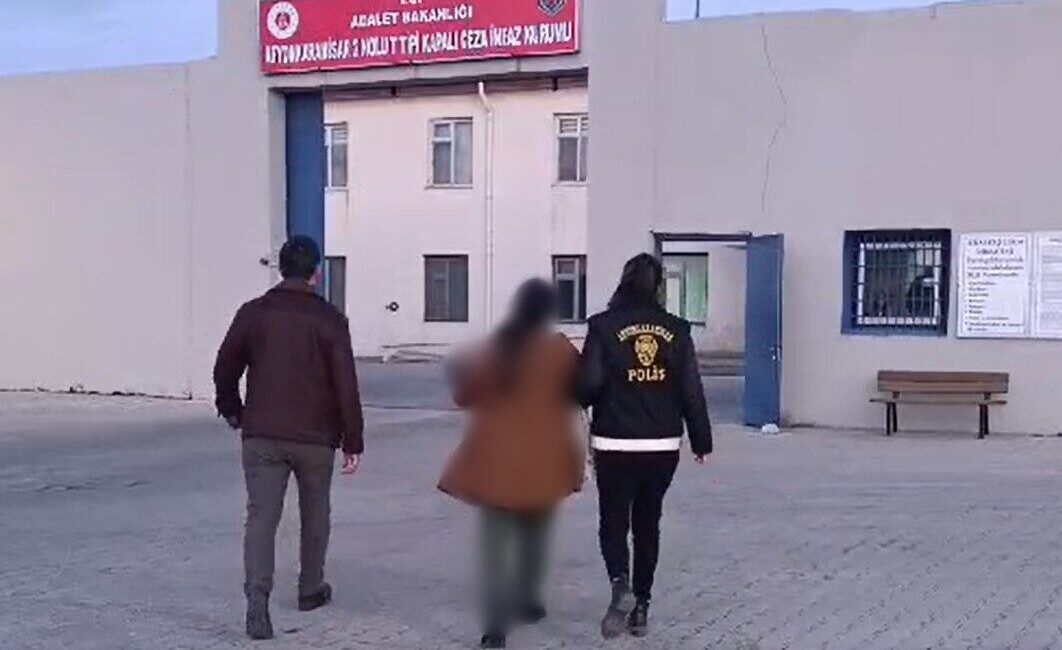 Afyonkarahisar’da girdikleri evden ziynet eşyası ve altın çalan 2 kadından