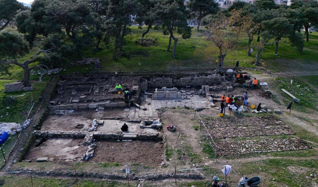 - İzmir'deki Pergamon Antik Kenti'nde yürütülen kazı çalışmalarında mozaikli ev
