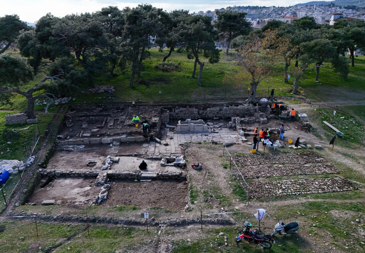 - İzmir'deki Pergamon Antik Kenti'nde yürütülen kazı çalışmalarında mozaikli ev
