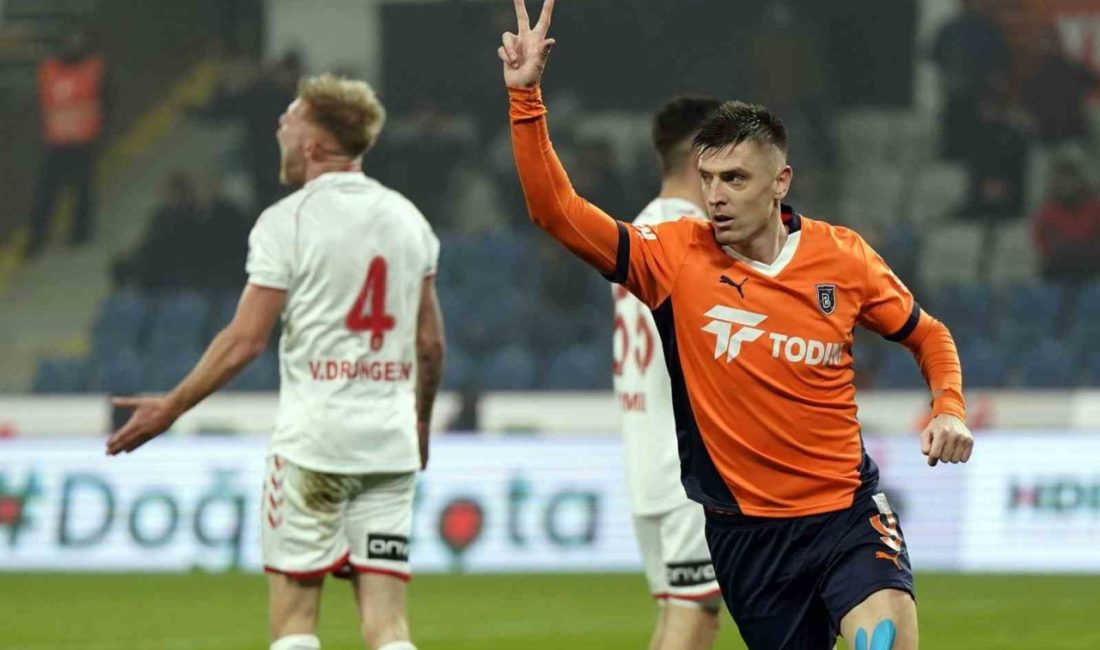Başakşehir’in Polonyalı futbolcusu Krzysztof Piatek, Samsunspor karşısında attığı 3 golle