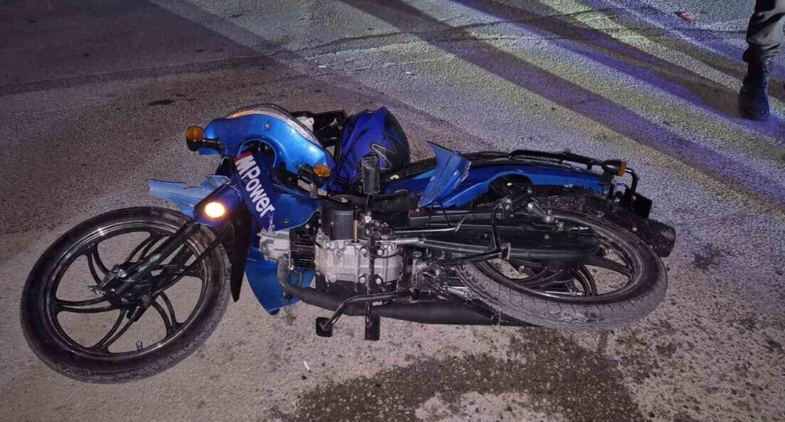 Eskişehir’de seyir halindeki minibüse yandan çarpan plakasız motosikletin kasksız sürücüsü