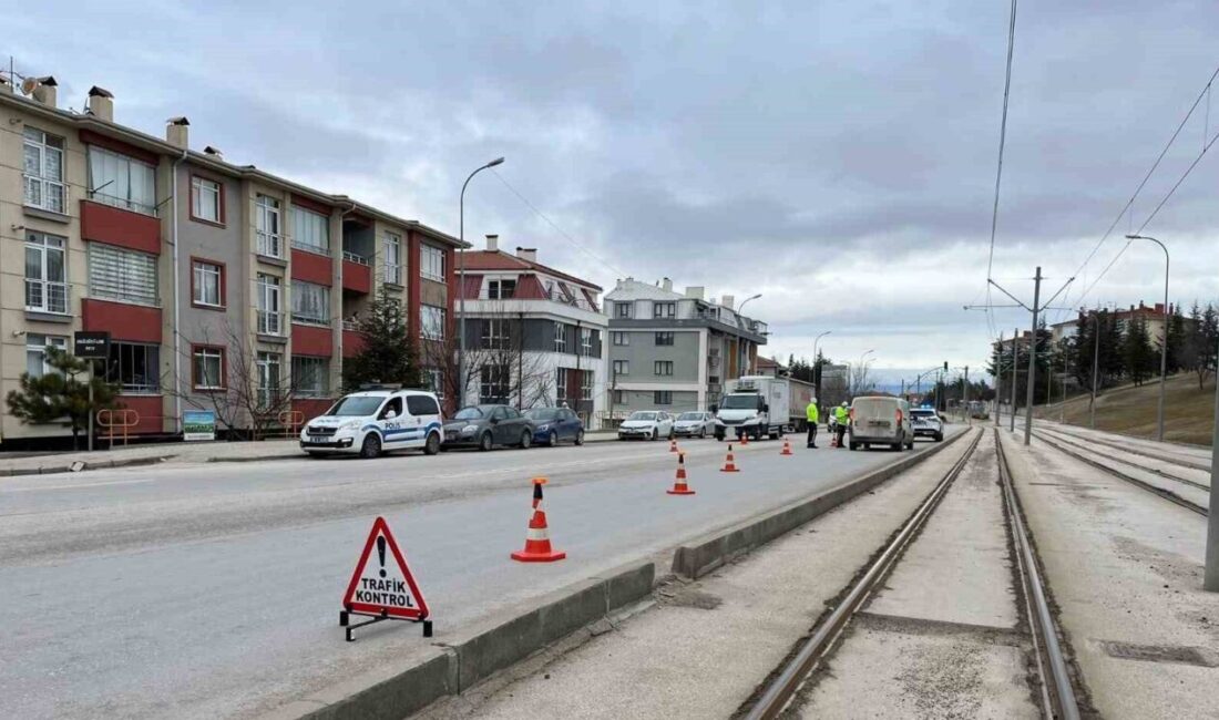 Eskişehir’de polis ekiplerince trafik kurallarını ihlal eden 102 araç sürücüsünün