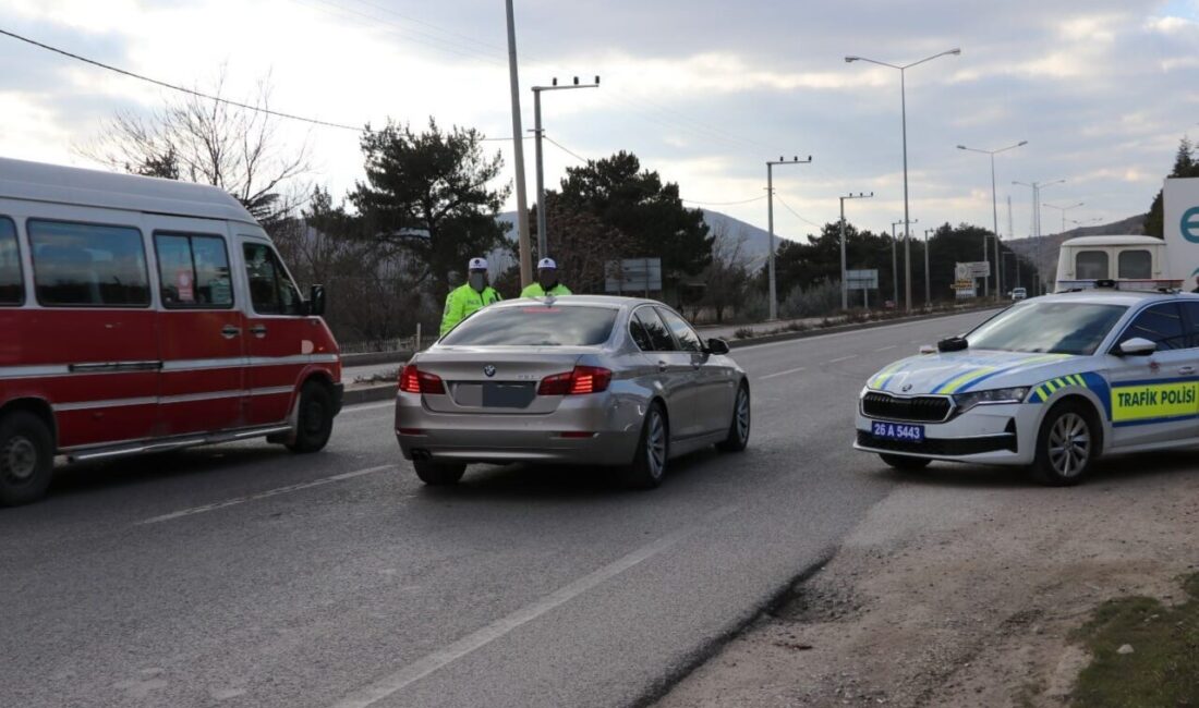 Eskişehir’de polis ekiplerince yapılan denetimlerde 539 araç sürücü belgesine ve