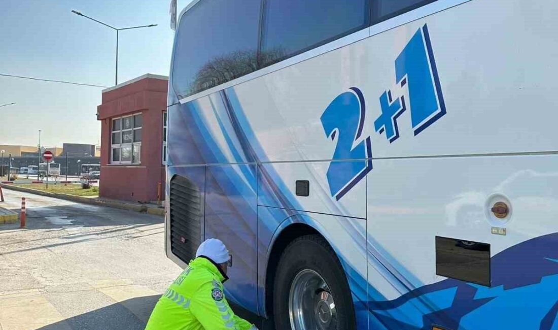 Eskişehir’de polis ekiplerince bin 816 otobüs ve şoförü kontrol edilirken,