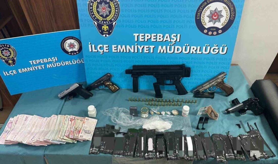 Eskişehir’de polis ekiplerinin çalışmaları sonucunda yarı otomatik silah, tabanca, fişek,