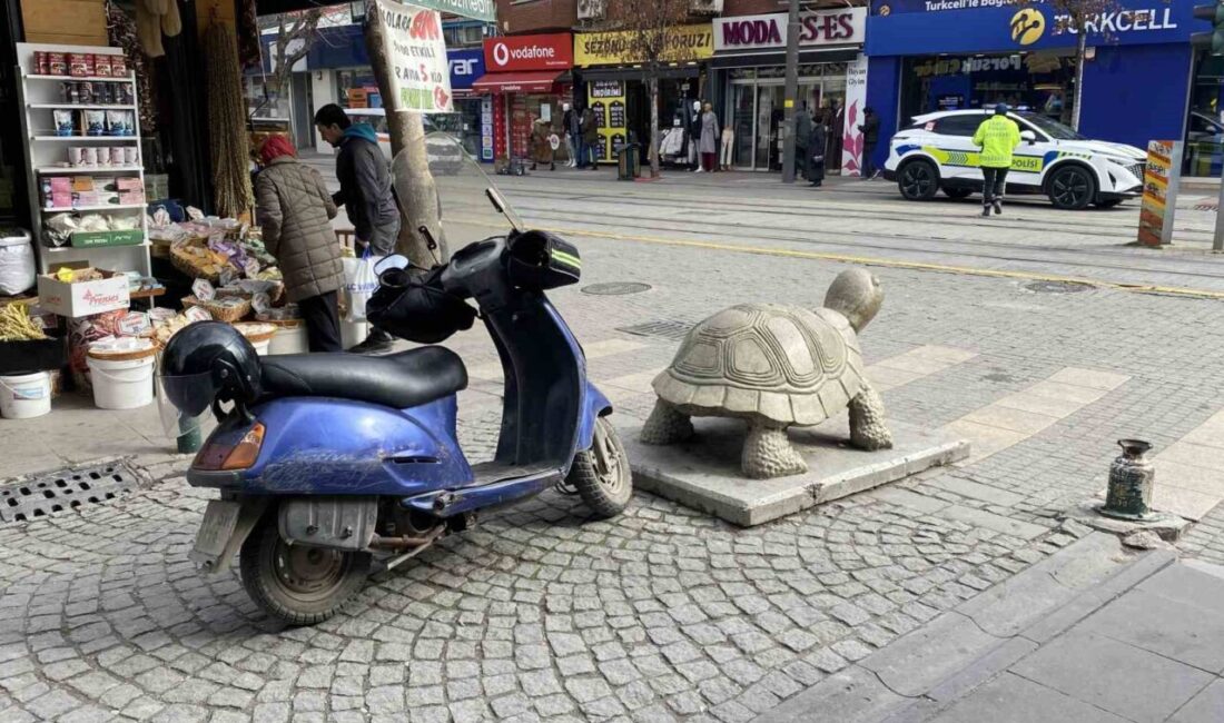 Eskişehir’in işlek bir ara sokakta polis ekiplerinin sıklıkla trafik denetimi